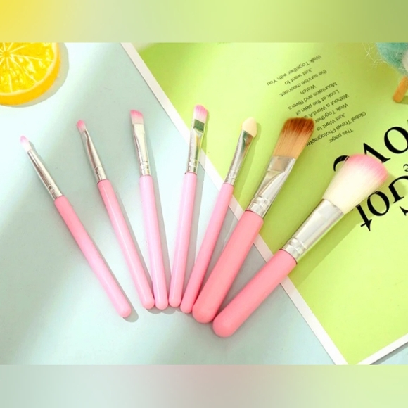 *SOLD* HELLO KITTY Makeup Brush Set - 7pcs with Metal Box - Picture 2 of 2